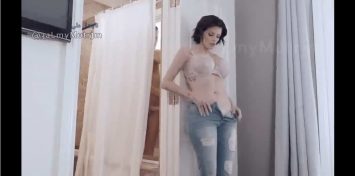 زوجة ابوه الممحونة تتجسس عليه وهو يستحم سكس مترجم