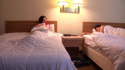 الأخت تشعر بالملل في غرفة الفندق – مقطع سكس مترجم