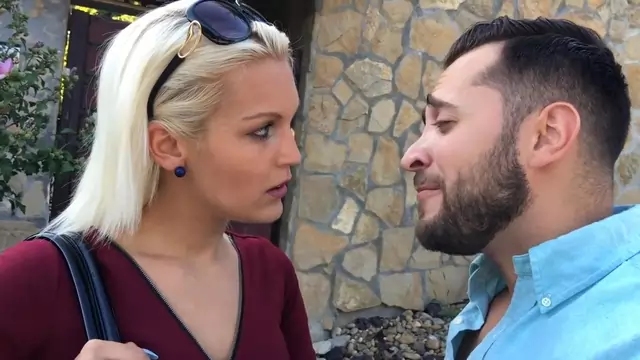 انتونيو سليمان يغري جارته الشقراء