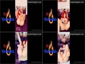 رولا تعرض ألعابها الجنسية وتجلخ كسها وطيزها بهم