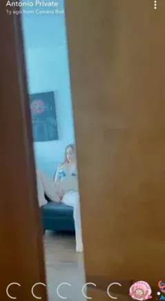 أنتونيو سليمان يتجسس على ضيفته التي تجلخ كسها