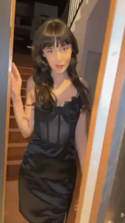 انتونيو يدعو صديقته إلى منزله