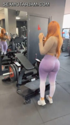 انتونيو سليمان يقابل مثيرة ذات شعر أحمر في النادي الرياضي